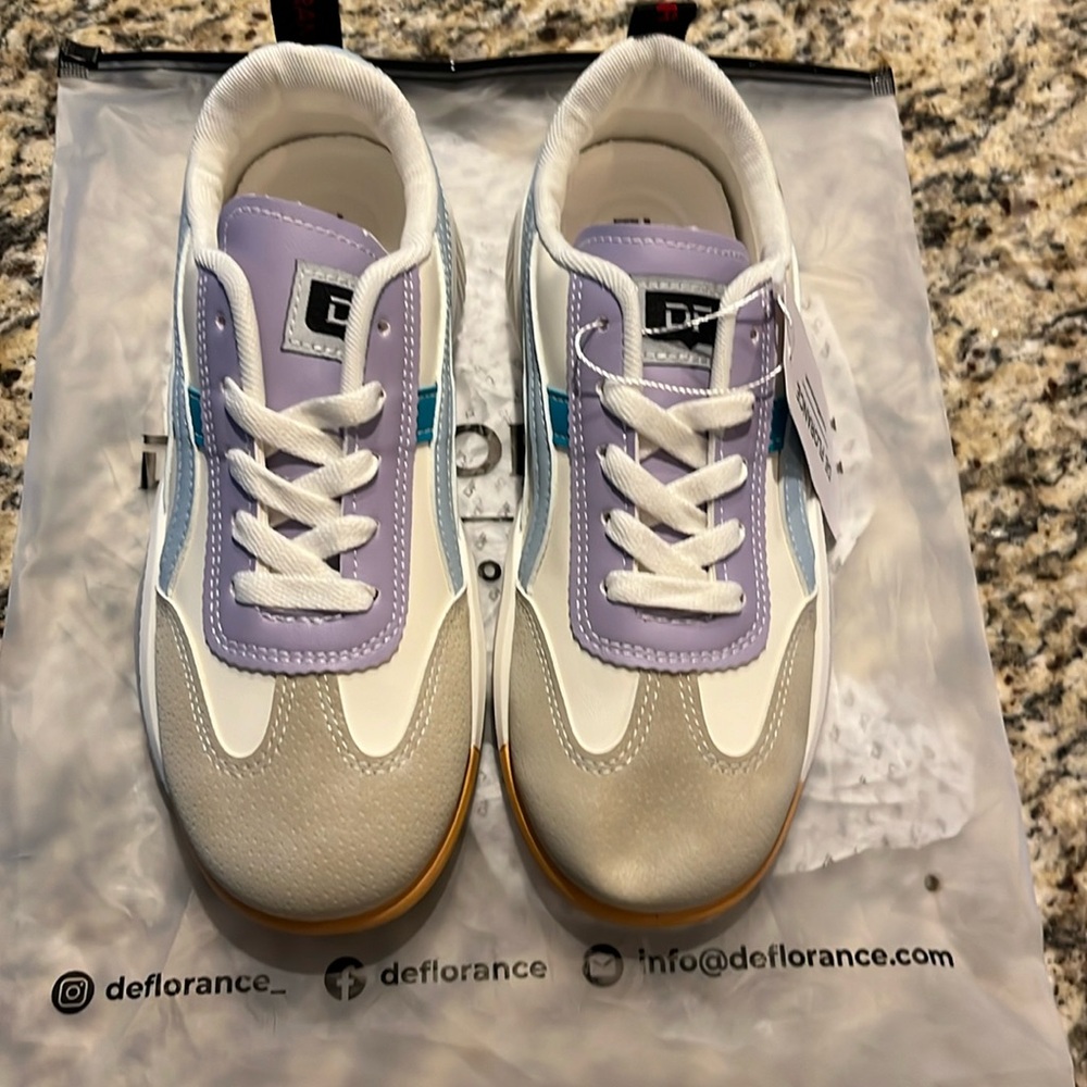 De Florance sneakers size 38. Brand new. Very stylish and comfortable!